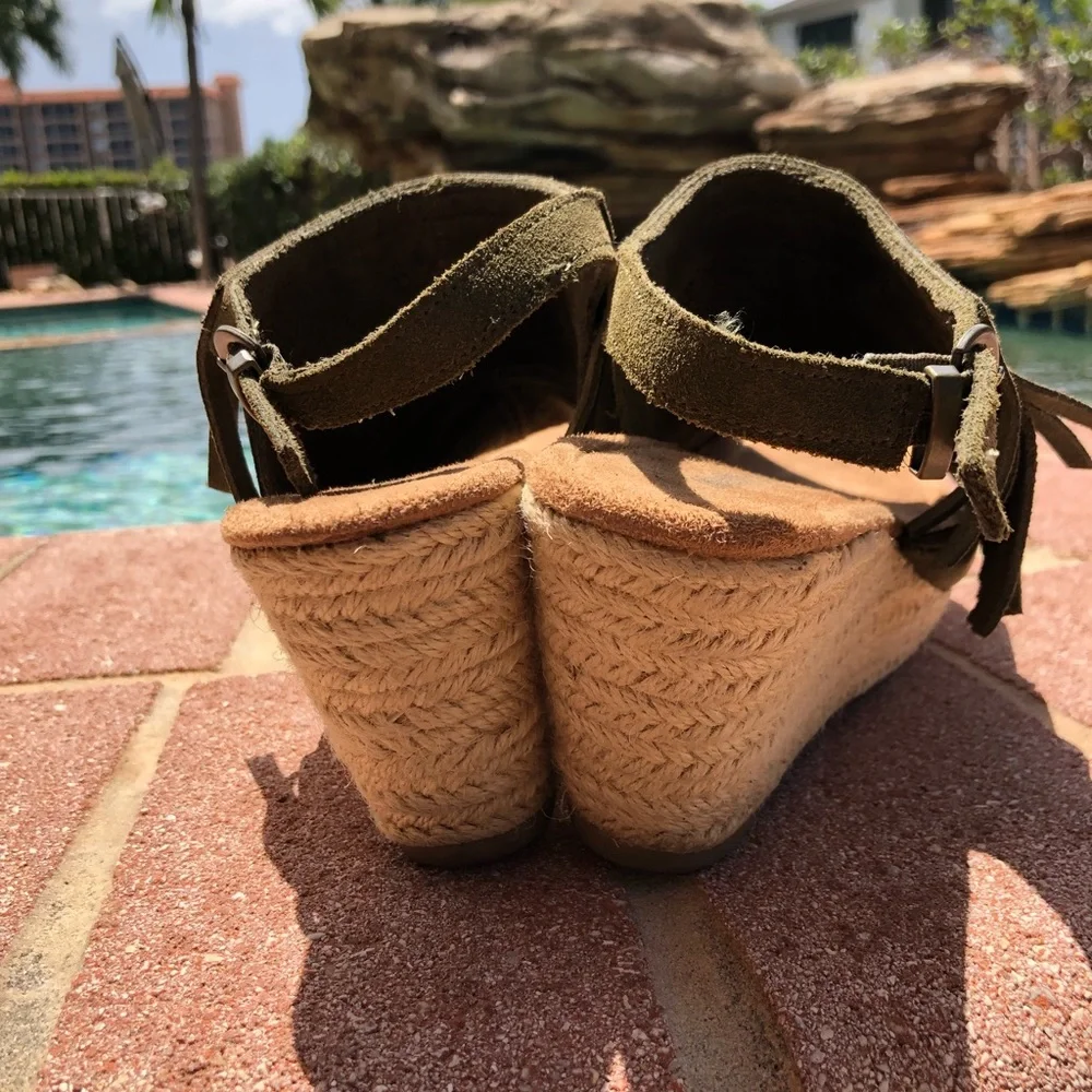 Olive Green Fringe Wedges - Picture 4 of 5